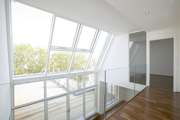 Wohnung kaufen oder mieten in Reutlingen & Umgebung – Jamadi Immobilien Helle moderne Wohnung mit großen Fenstern und Parkettboden – Immobilie kaufen oder mieten in Reutlingen