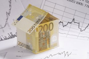 Immobilienfinanzierung und Marktanalyse – Jamadi Immobilien Reutlingen Haus aus 200-Euro-Scheinen auf Finanzdiagrammen – Immobilienfinanzierung und Wertentwicklung